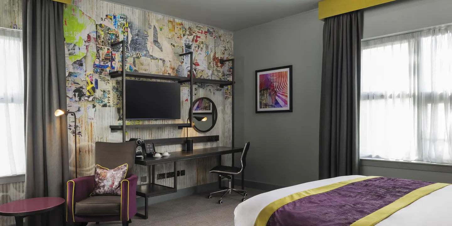 Mirror and lamp in a room.